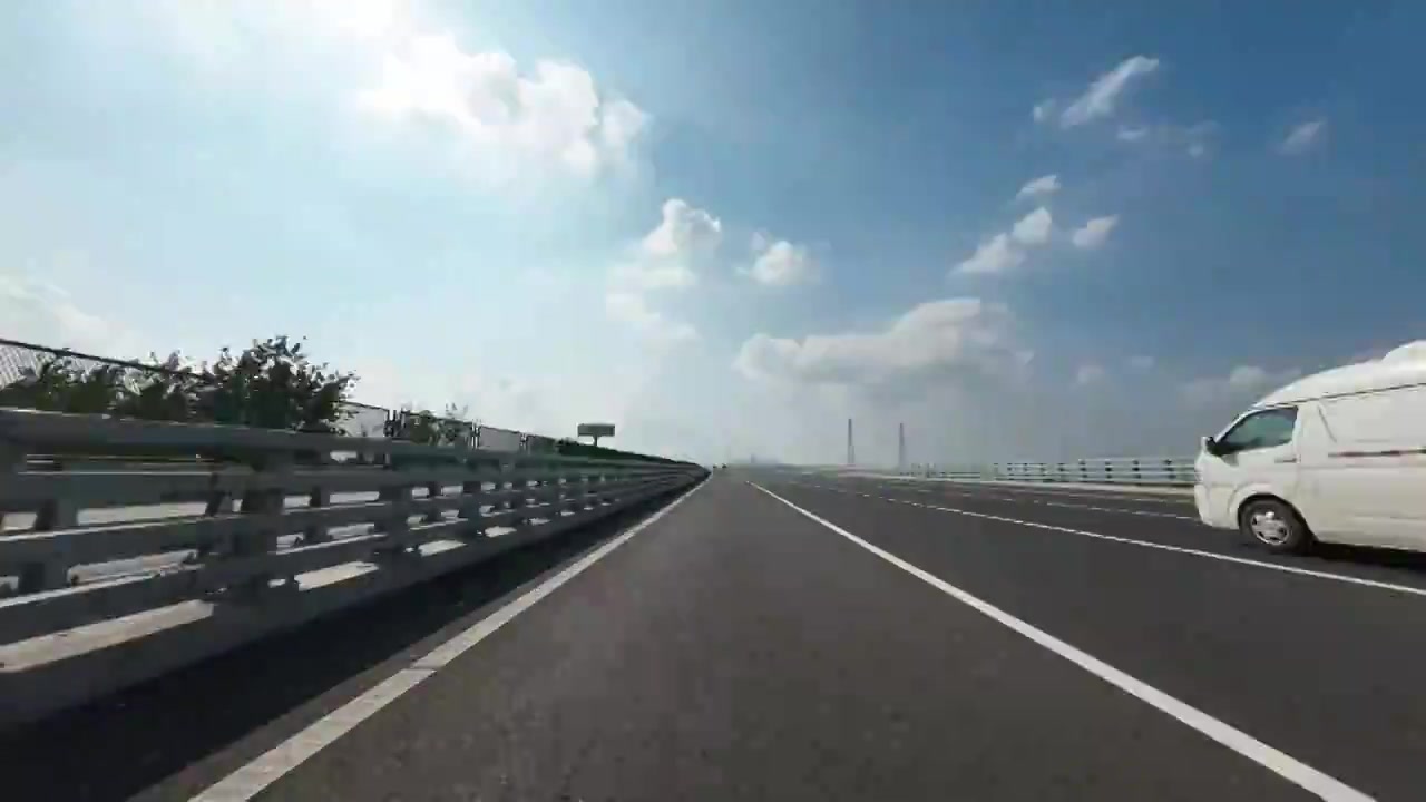 开车行驶在高速公路上视频素材