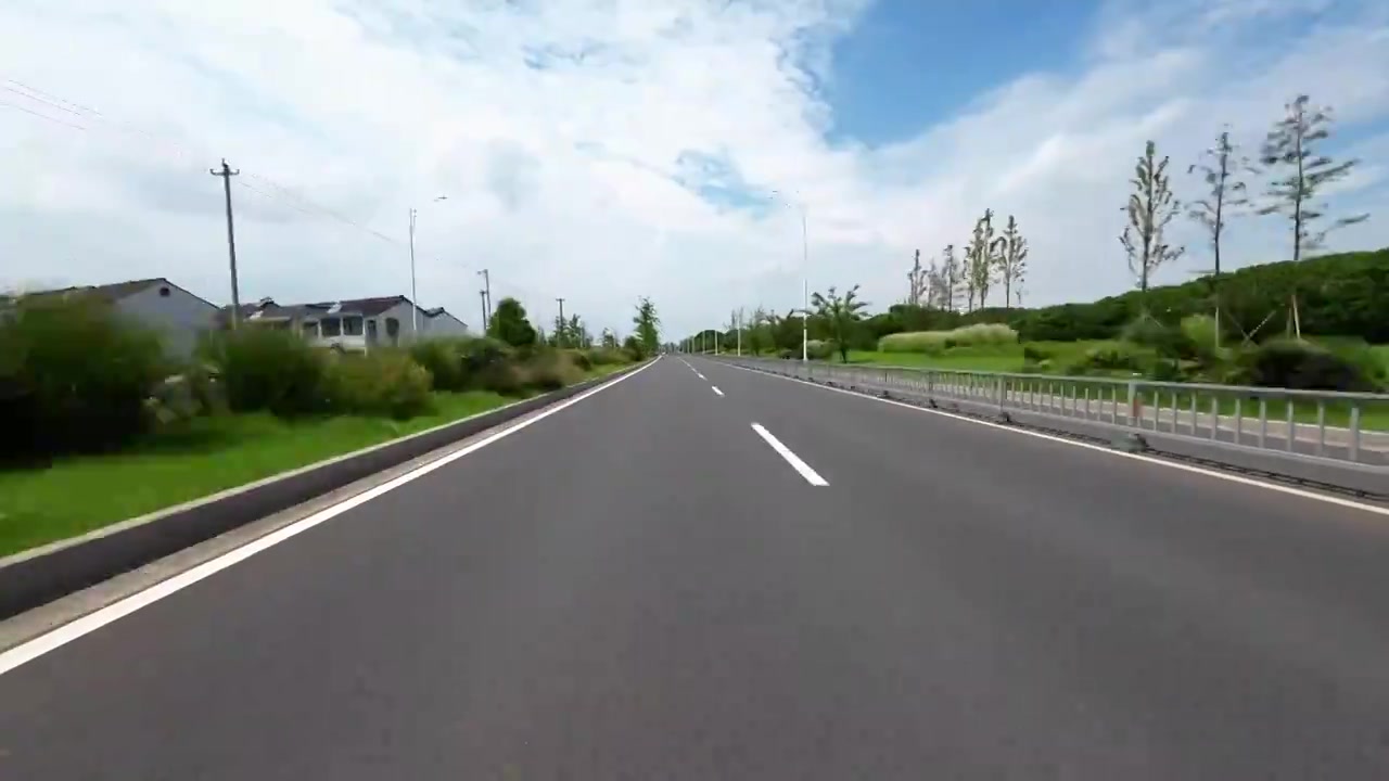 开车行驶在乡村道路上视频素材