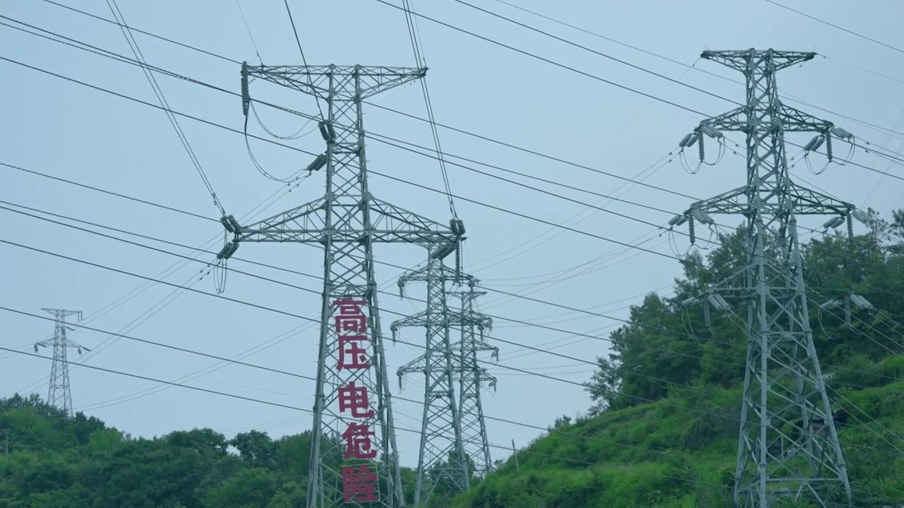 4k高压电塔电网电力运输输电网中国电网视频素材