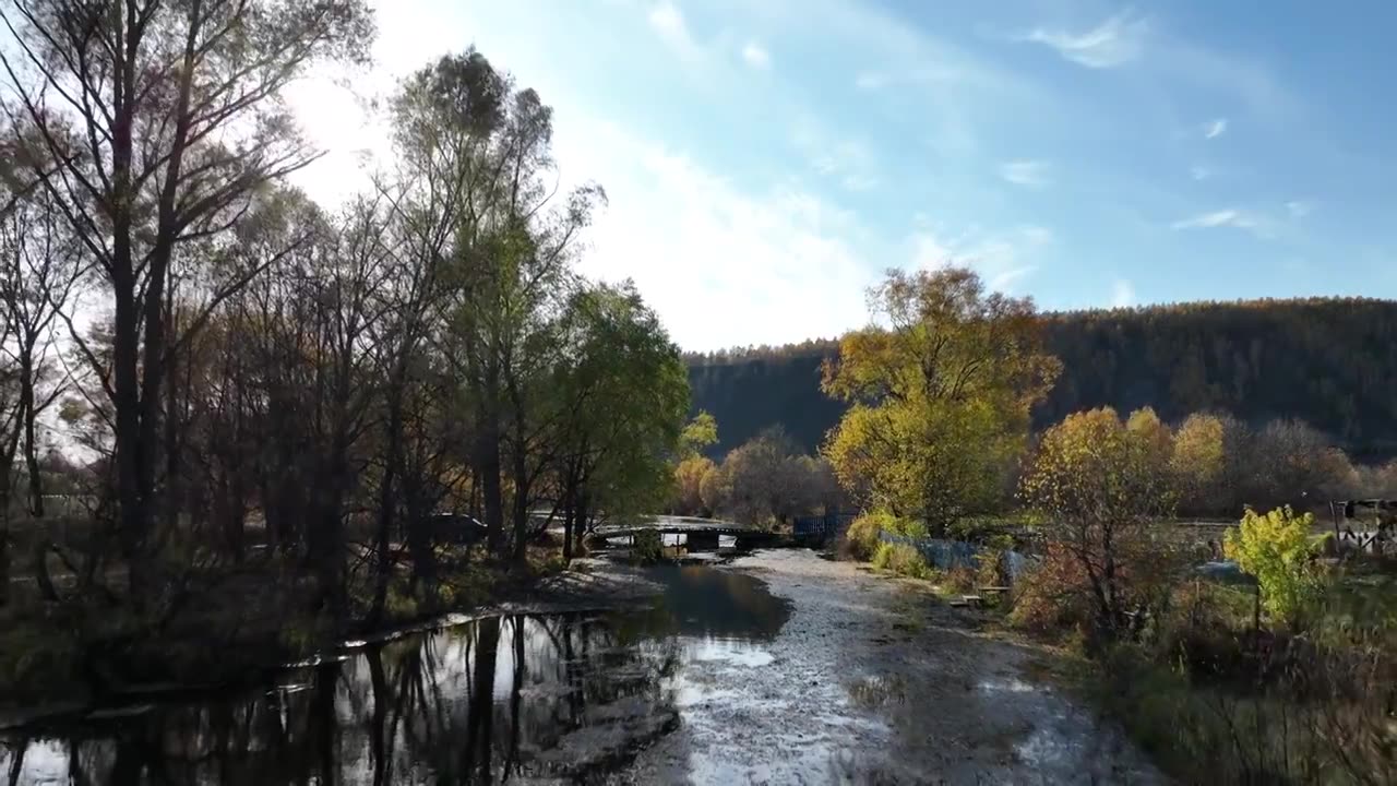 秋季郊区小河山里人家视频素材