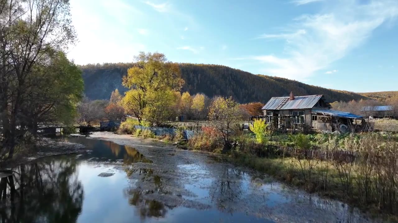 秋季河岸山里人家视频素材