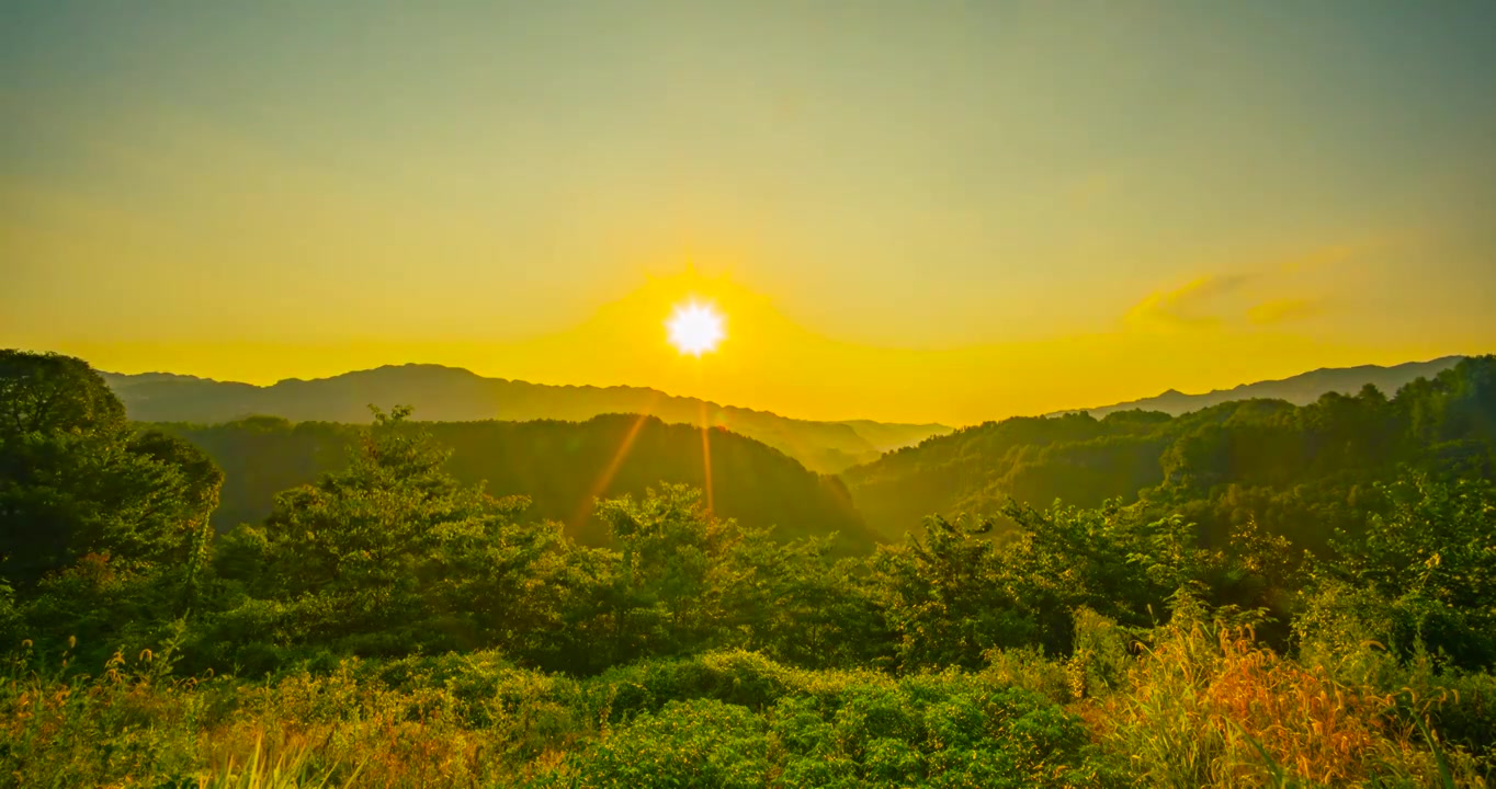 4k夏日山峰夕阳太阳大山日落延时自然风光视频下载