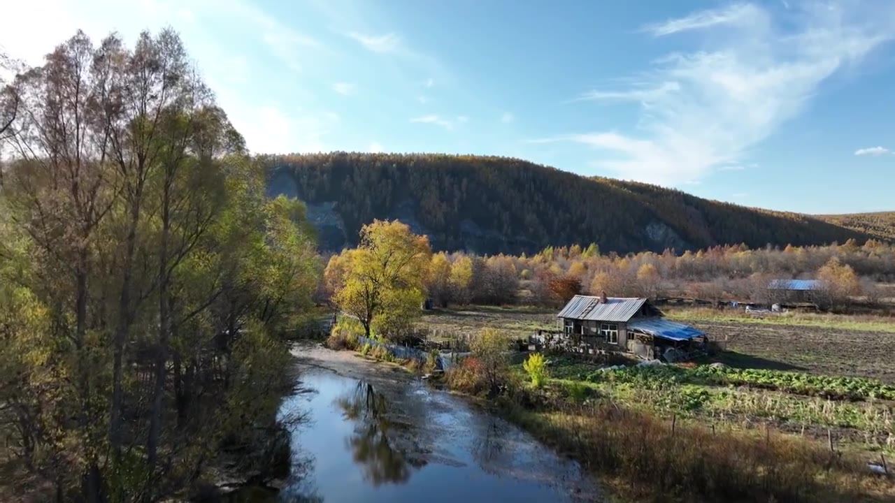 秋季河岸山里人家视频素材