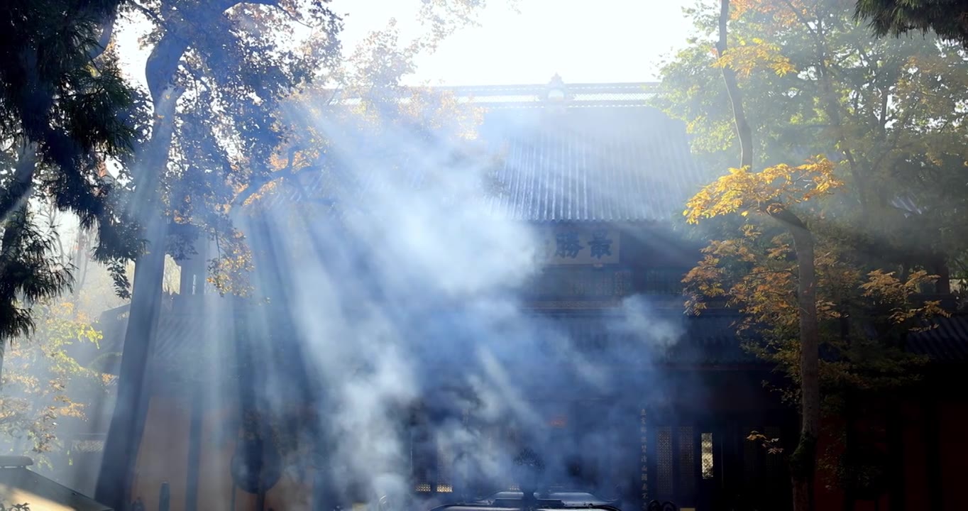 杭州灵隐寺清晨日出晨雾和耶稣光的景观视频下载