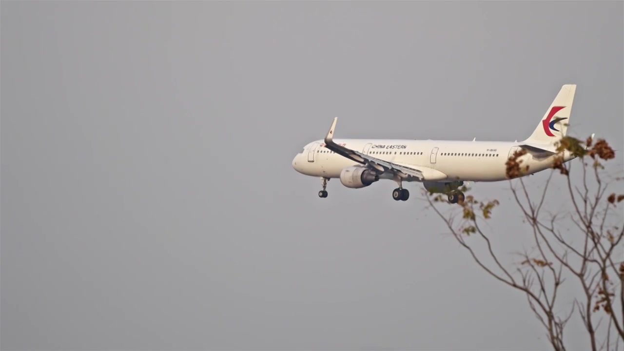 东方航空飞机飞进虹桥机场视频下载