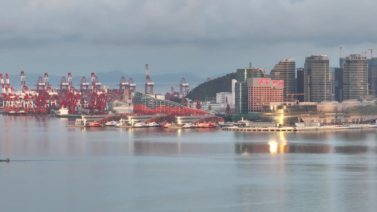 【正版原创】蛇口太子湾码头朝阳海面倒影视频素材