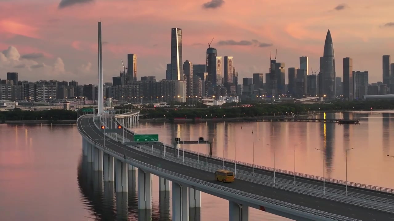 【正版原创】深圳湾大桥大巴行驶公路朝霞视频素材