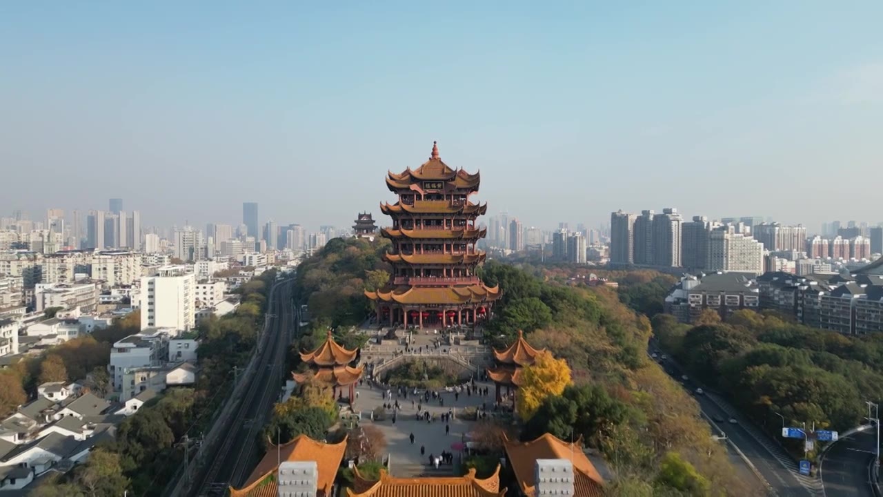 中国湖北省武汉市黄鹤楼景区晴天航拍视角壮美景色视频素材