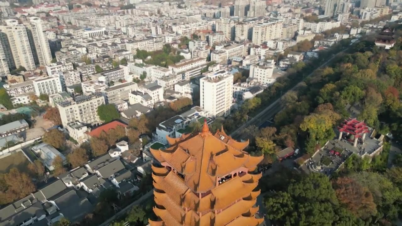 中国湖北省武汉市黄鹤楼景区晴天航拍视角壮美景色视频素材