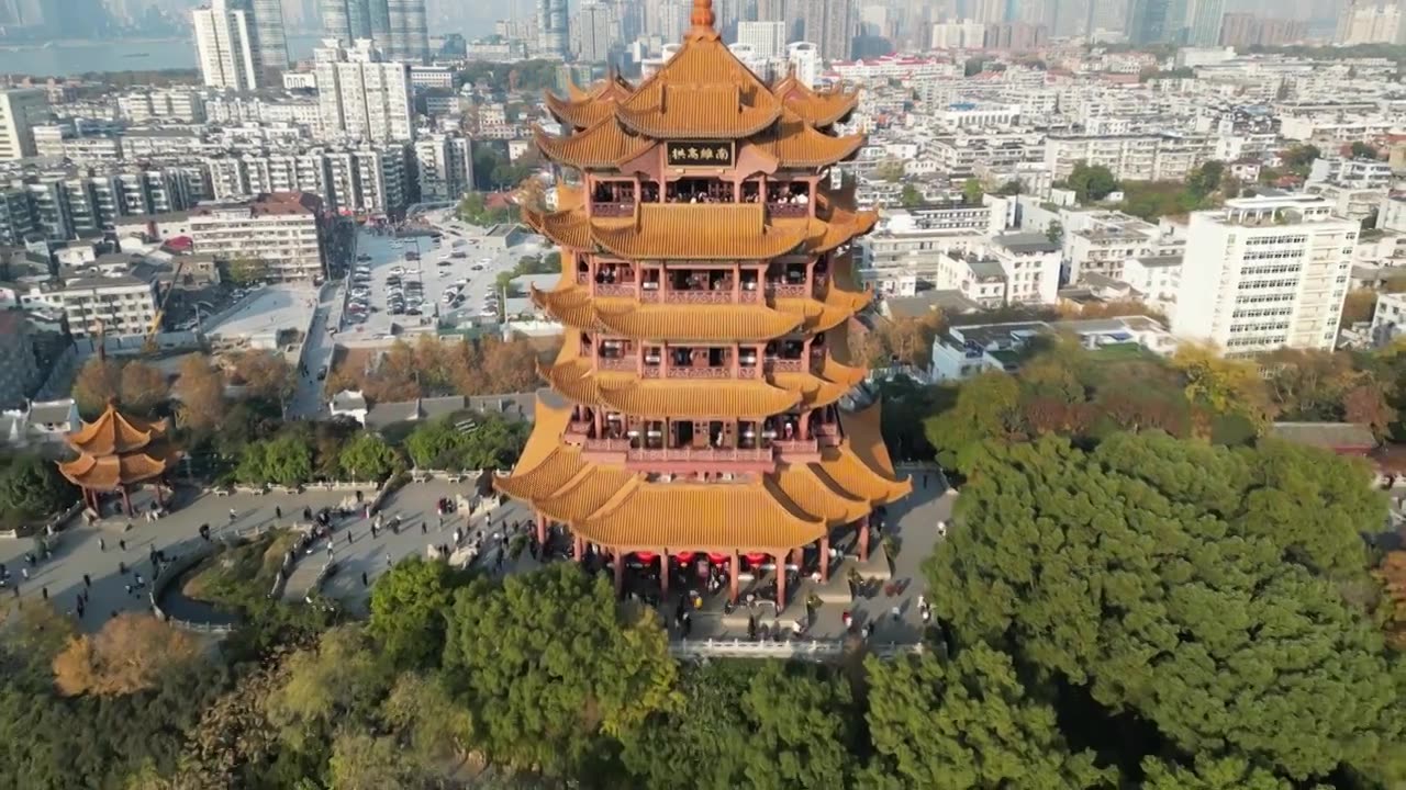 中国湖北省武汉市黄鹤楼景区晴天航拍视角壮美景色视频素材