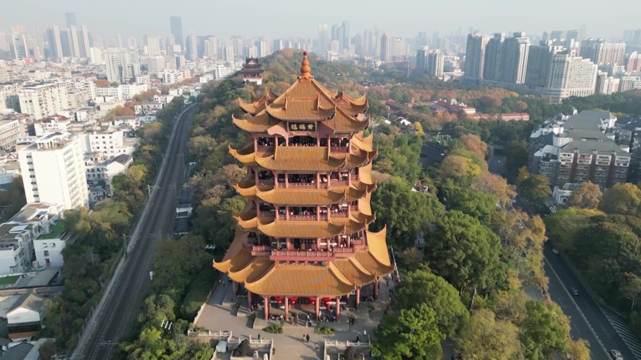 中国湖北省武汉市黄鹤楼景区晴天航拍视角壮美景色视频素材