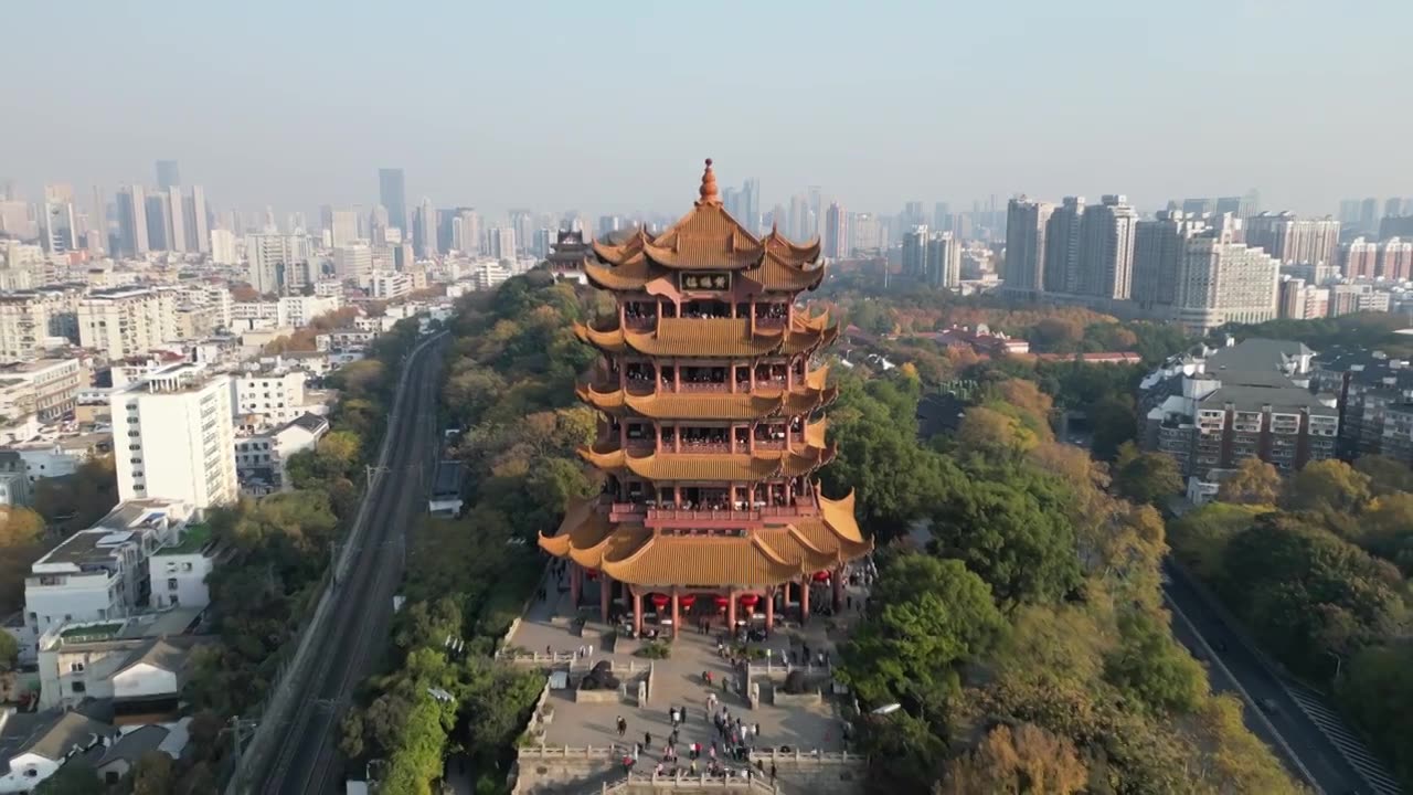 中国湖北省武汉市黄鹤楼景区晴天航拍视角壮美景色视频素材