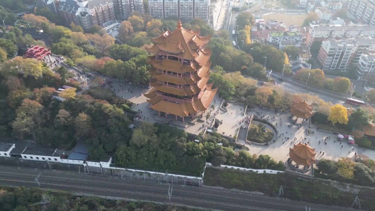 中国湖北省武汉市黄鹤楼景区晴天航拍视角壮美景色视频素材