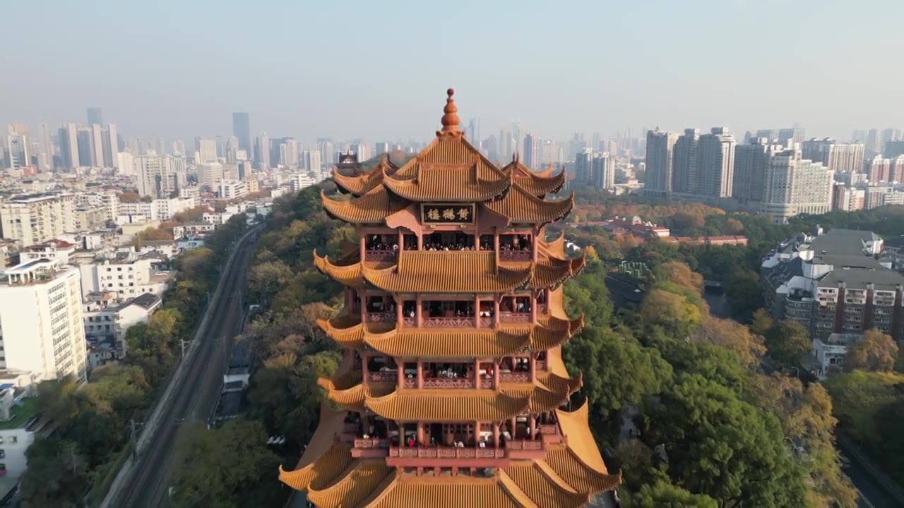 中国湖北省武汉市黄鹤楼景区晴天航拍视角壮美景色视频素材