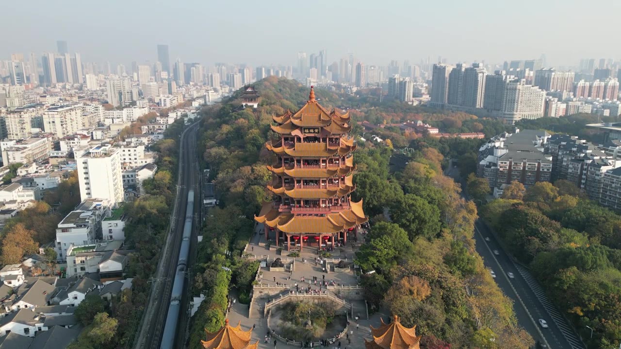 中国湖北省武汉市黄鹤楼景区晴天航拍视角壮美景色视频素材