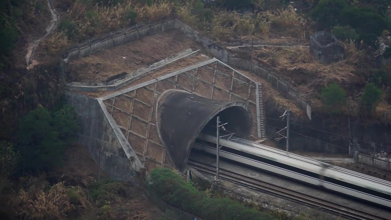 广州高铁和谐号穿过山洞视频素材