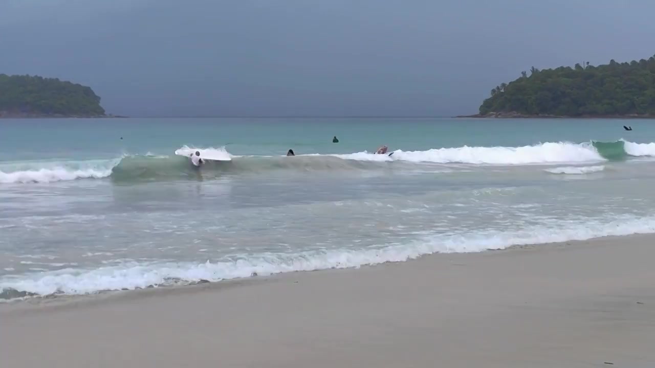 暴风雨来临前在海边冲浪的户外爱好者视频下载