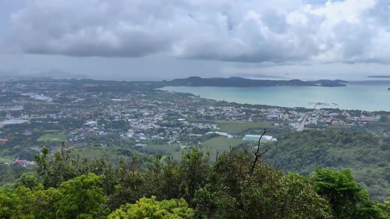 大雨下云层笼罩下的普吉岛普集镇全景视频下载