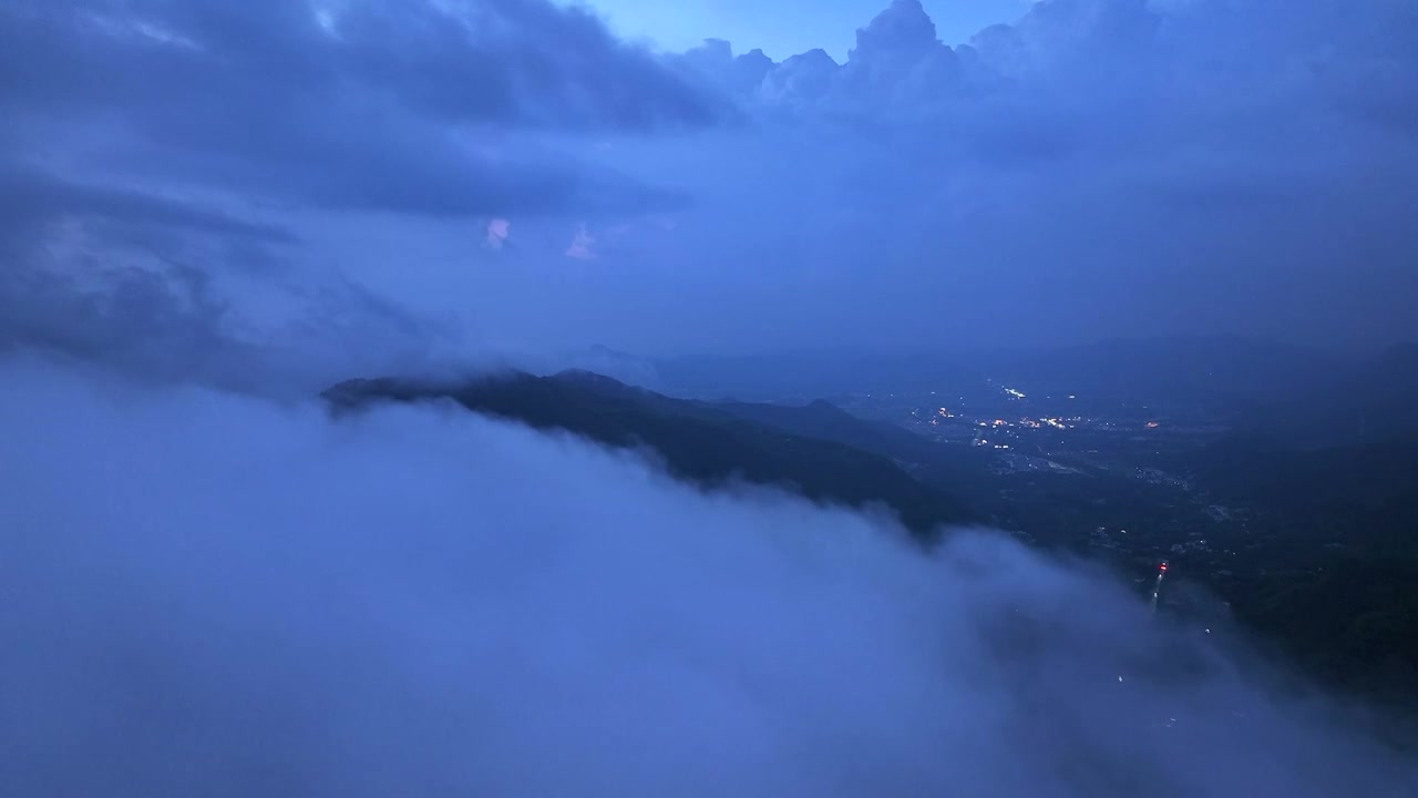 航拍九华山烟雨自然风光视频下载