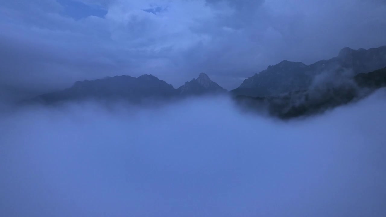 航拍九华山烟雨自然风光视频下载