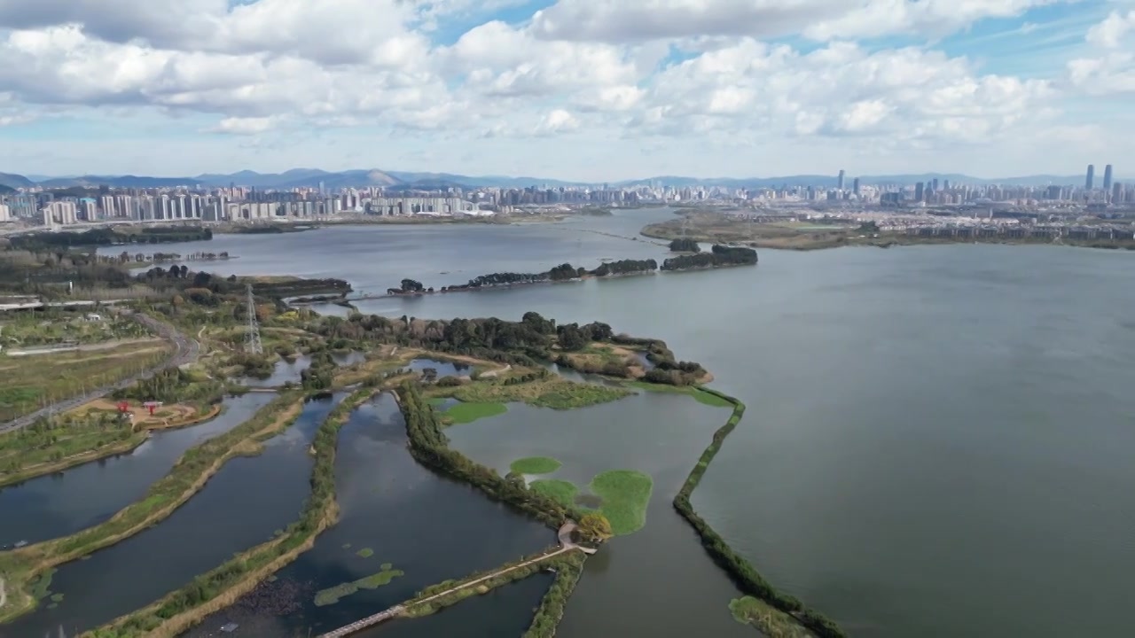 云南省昆明市昆明西山森林公园晴天航拍视角美丽风景视频下载