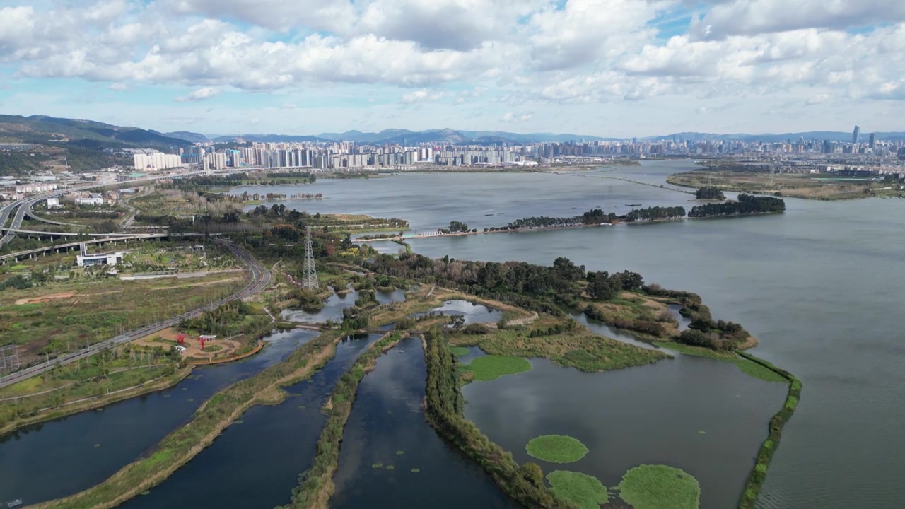 云南省昆明市昆明西山森林公园晴天航拍视角美丽风景视频下载