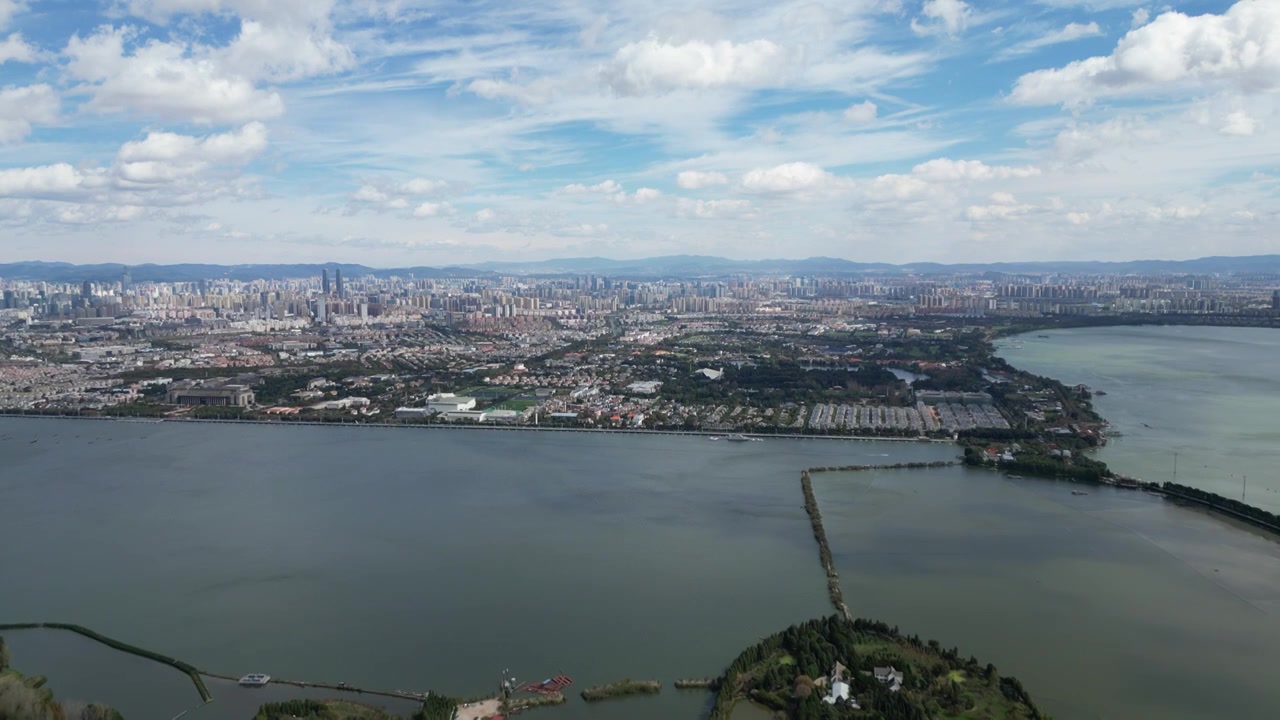 云南省昆明市昆明西山森林公园晴天航拍视角美丽风景视频下载