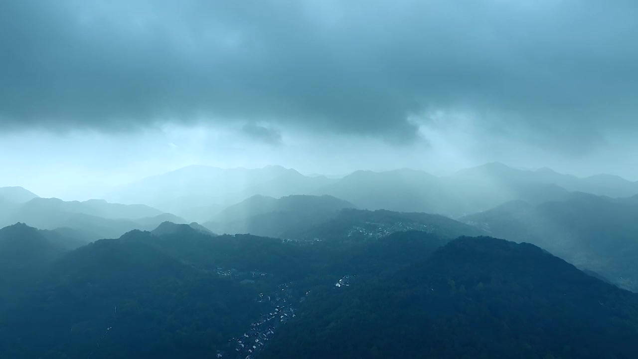 中国风水墨画山峦叠嶂视频素材