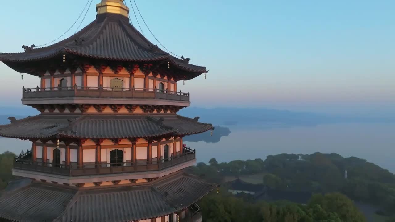 航拍杭州雷峰塔清晨日出视频素材