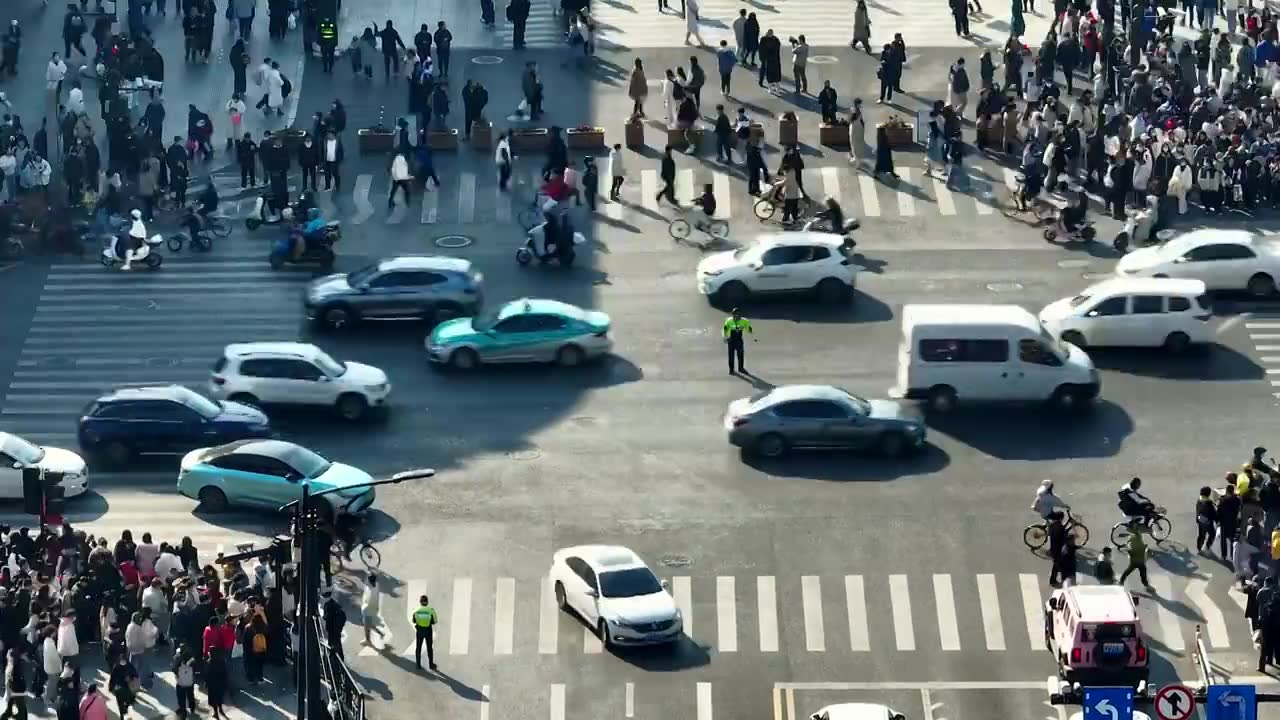 城市商圈道路密集的人流量视频素材