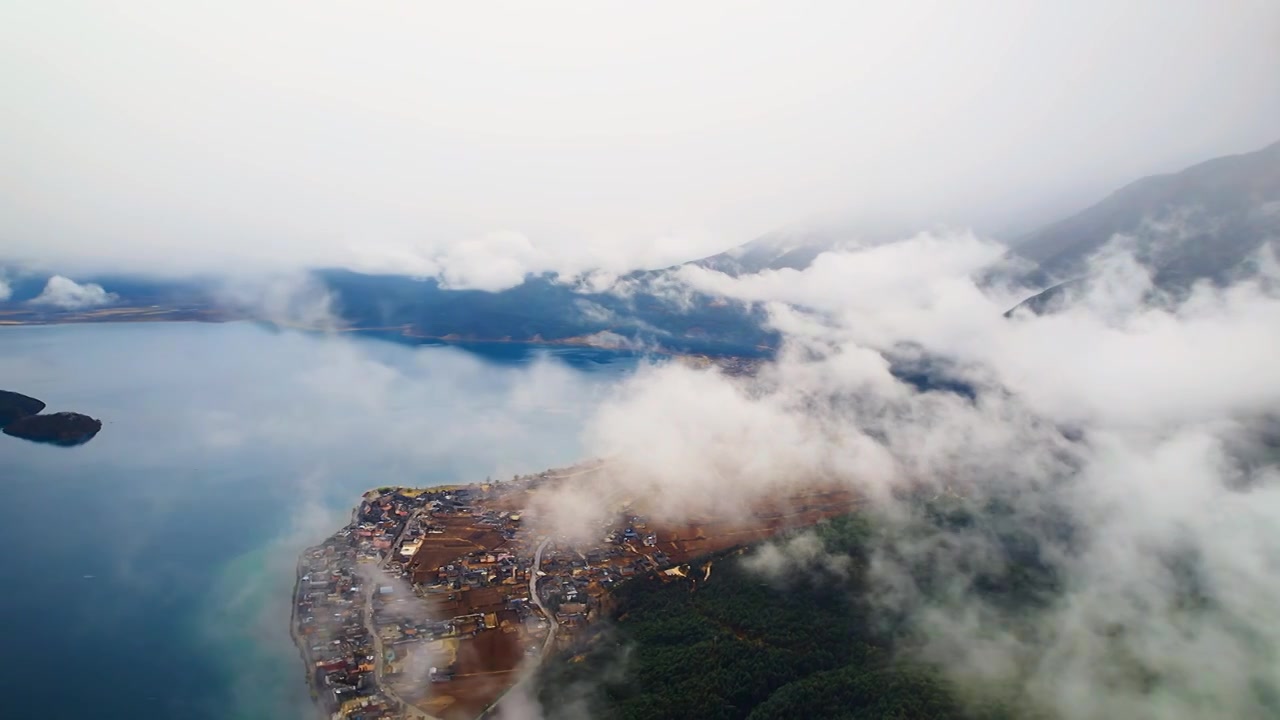 航拍雪中的泸沽湖视频素材