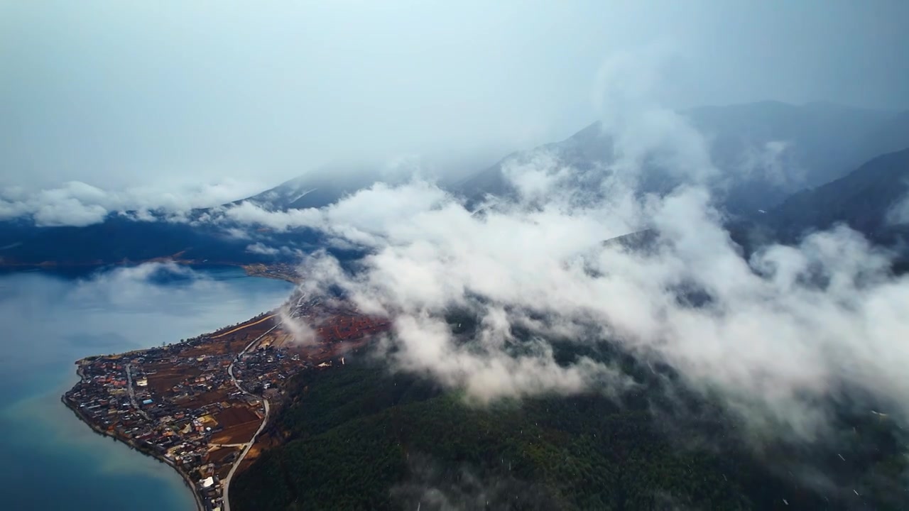 航拍雪中的泸沽湖视频素材