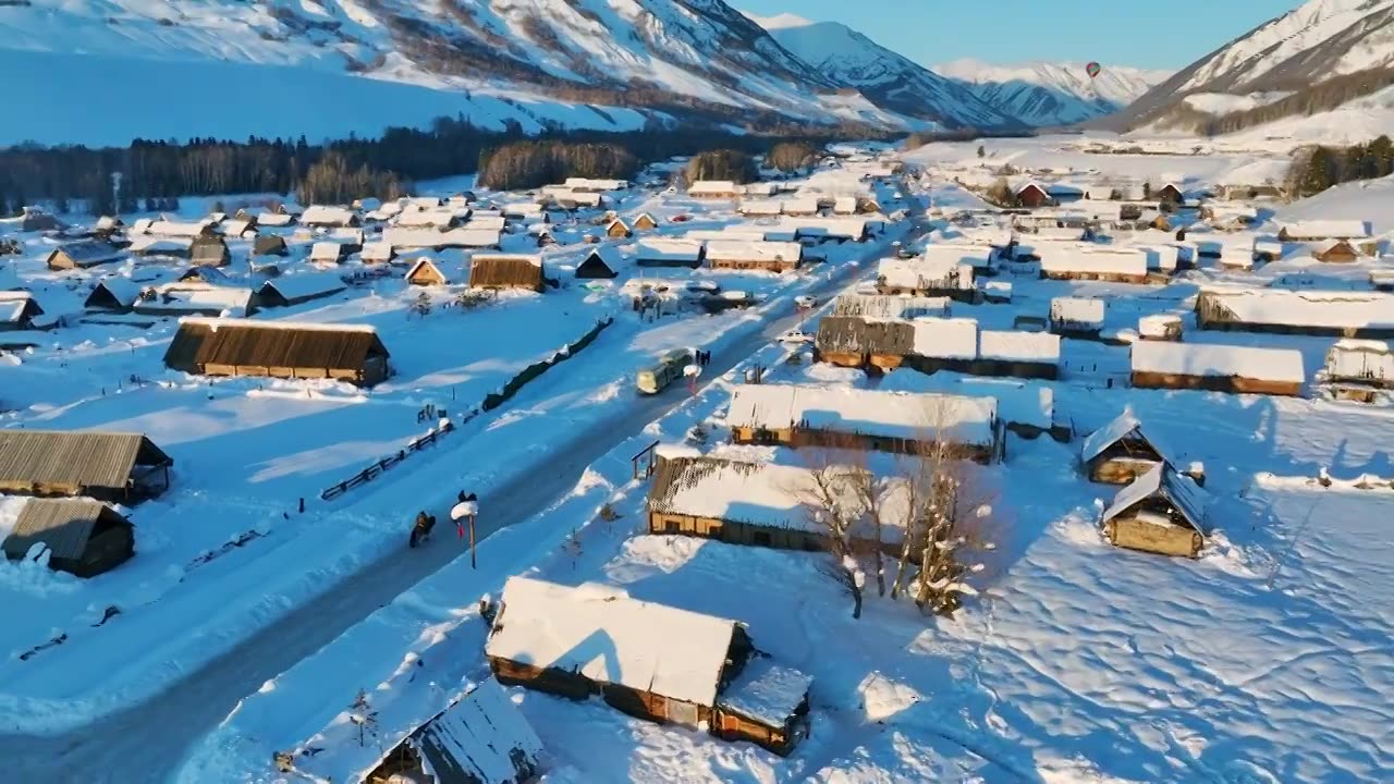 航拍新疆禾木村冬日雪景视频素材