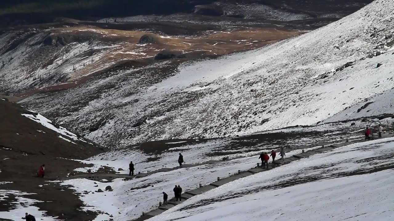 长白山山巅登山的游人视频素材