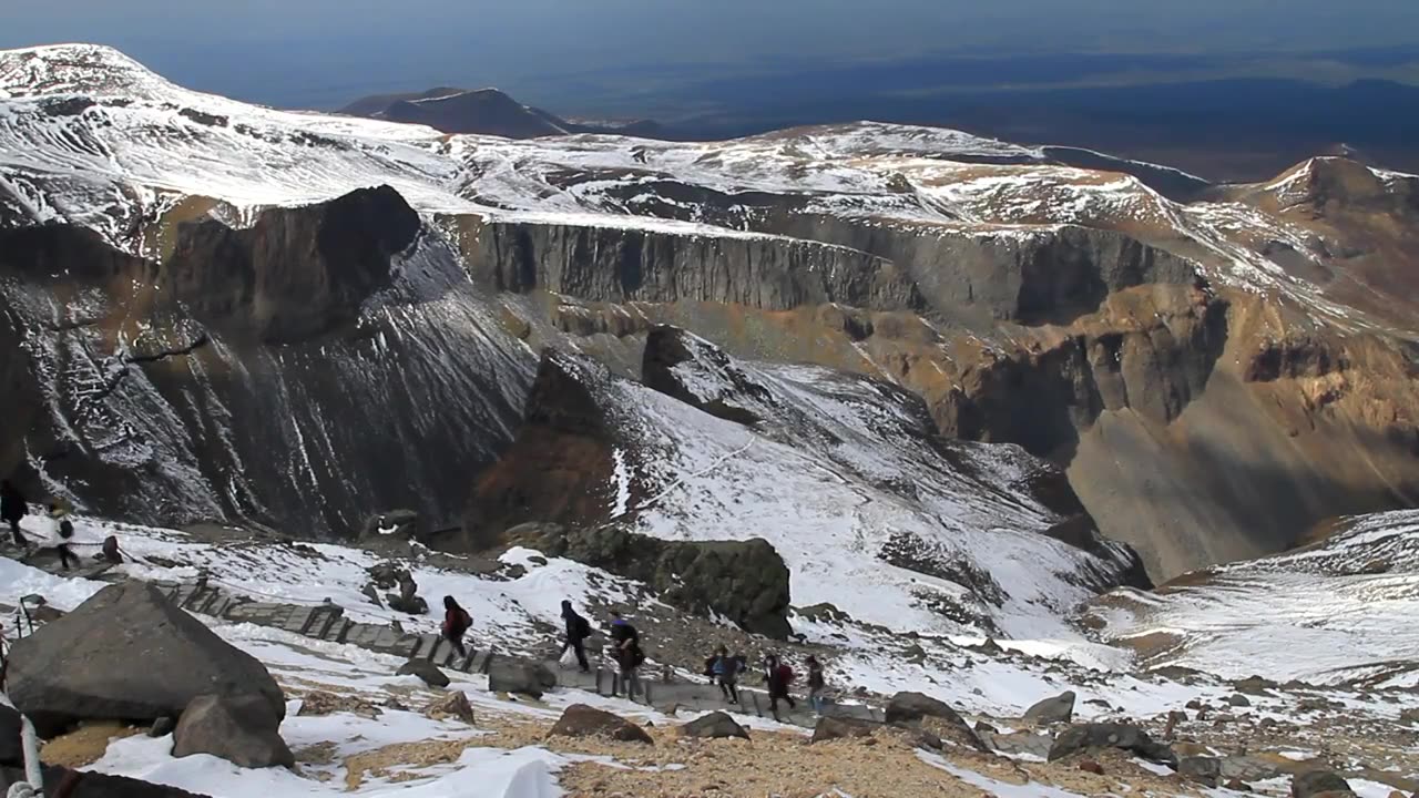 长白山山巅登山的游人视频素材