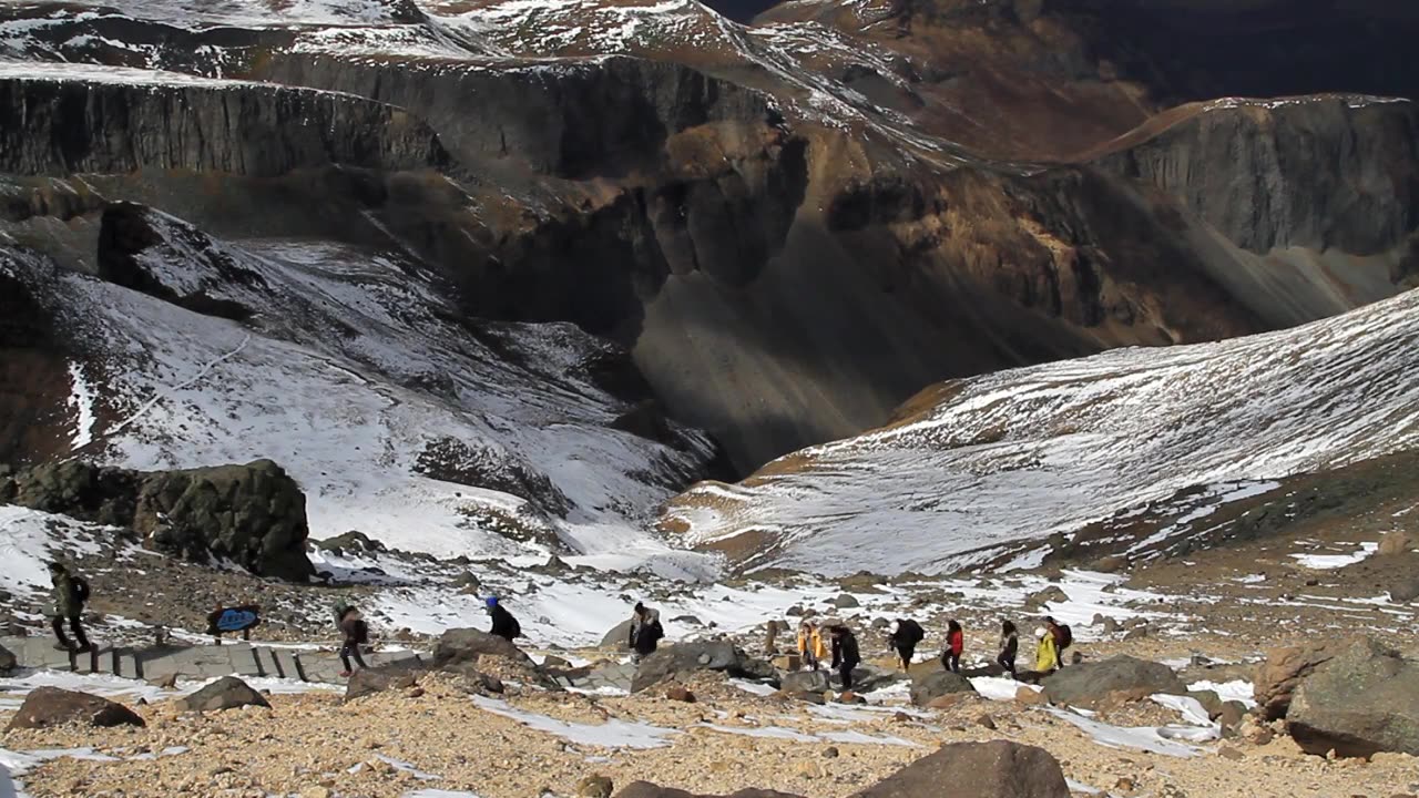 长白山山巅登山的游人视频素材