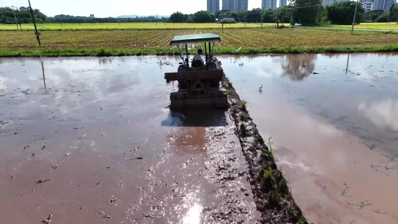 拖拉机耕田视频下载