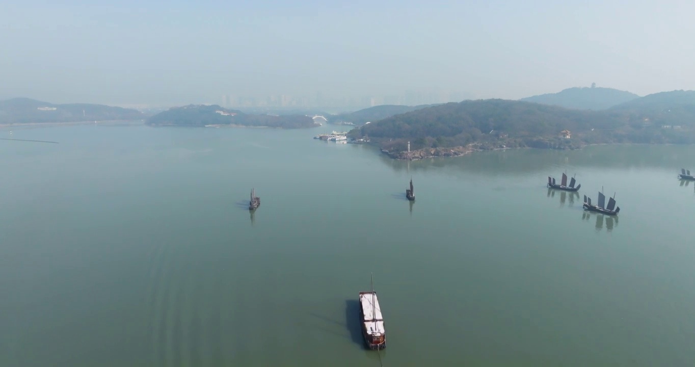 江苏省无锡市太湖鼋头渚风景区古帆船渔船风光视频素材