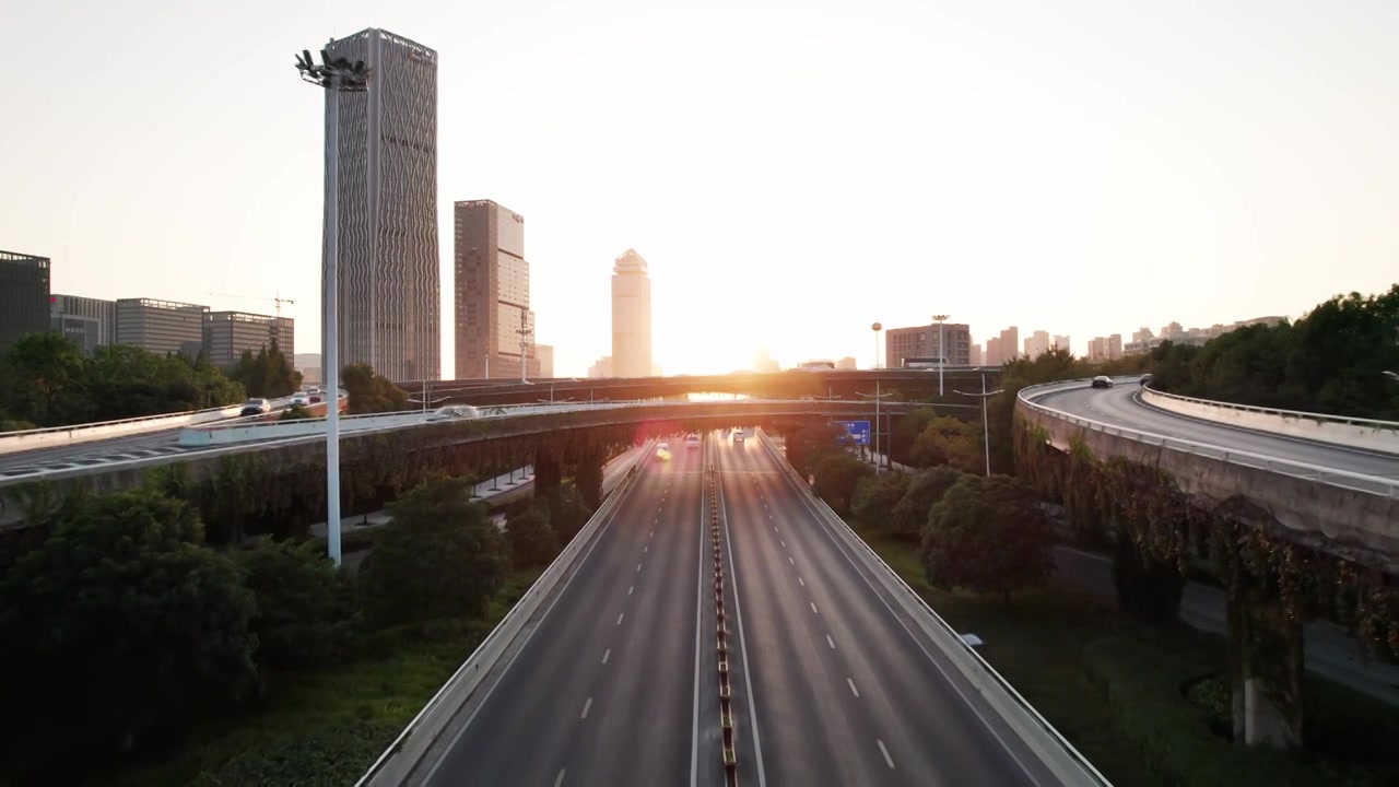 航拍日出时杭州市区高架道路视频素材