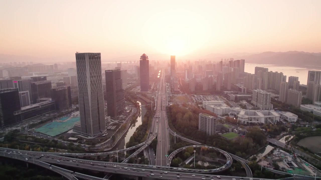 航拍日出时杭州市区高架道路视频素材