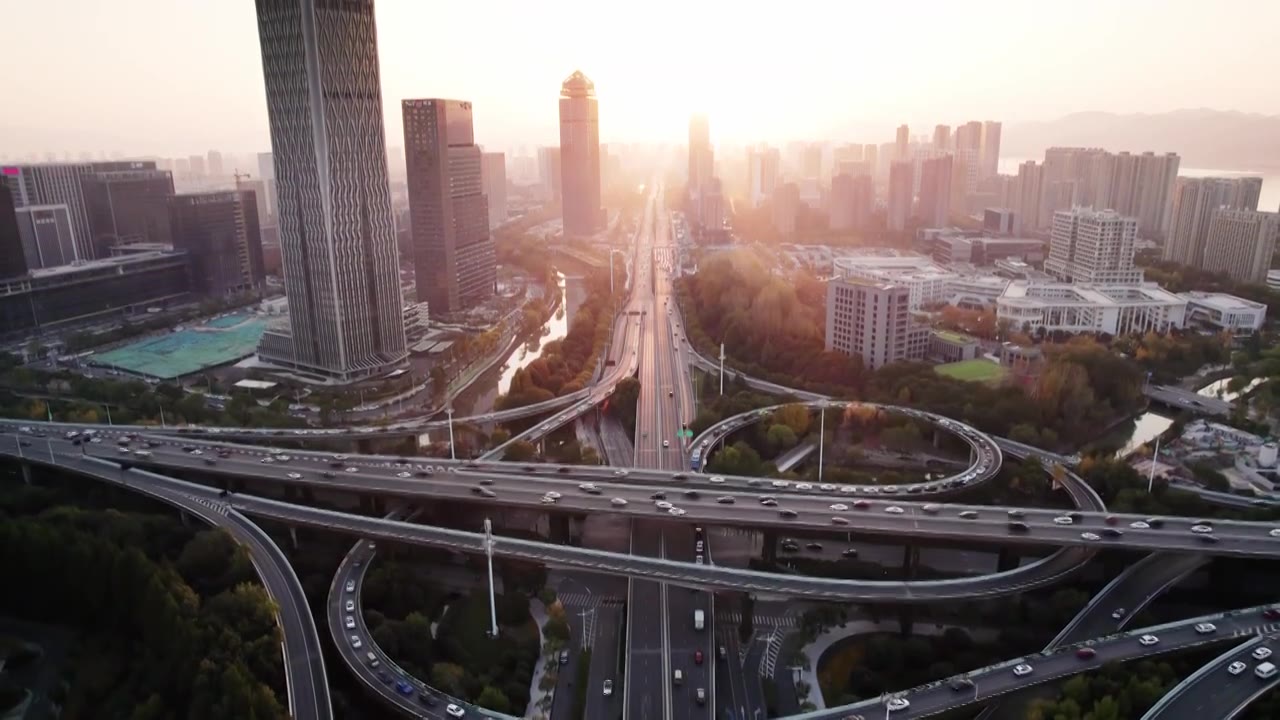 航拍日出时杭州市区高架道路视频素材