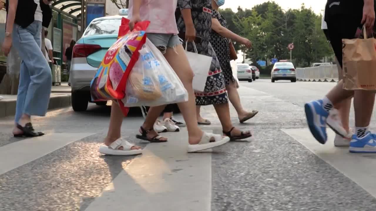 清晨 街道 人群 过马路 车流 脚步视频素材