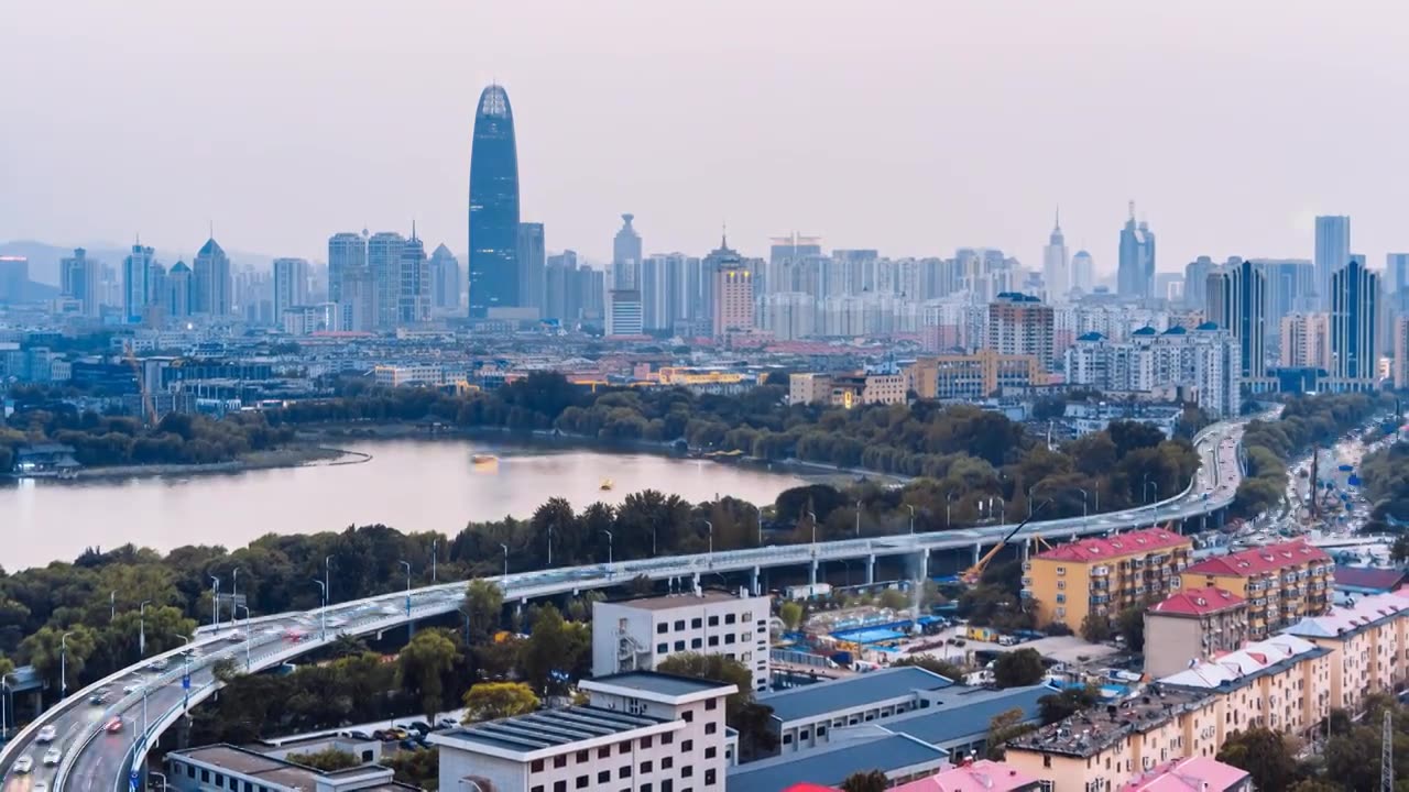 中国山东济南大明湖和城市高架桥天际线日转夜延时摄影视频素材