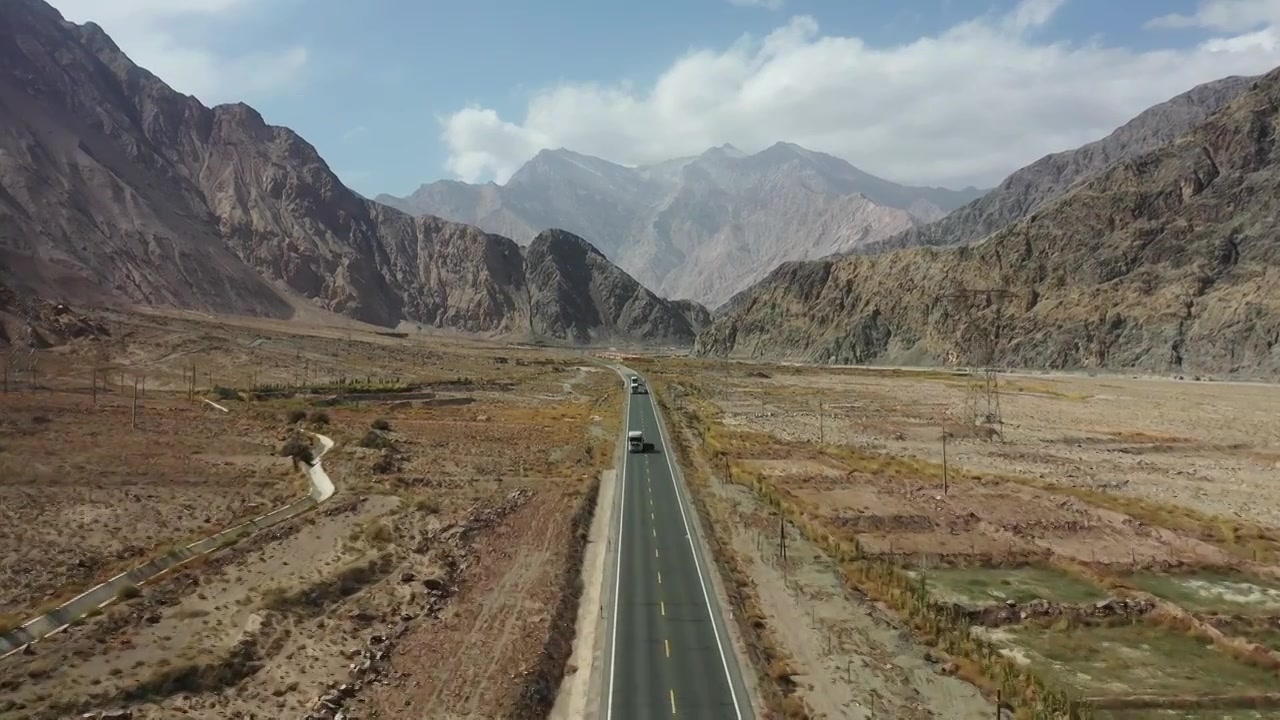 原创 新疆喀什帕米尔高原雪山中巴公路风光视频素材