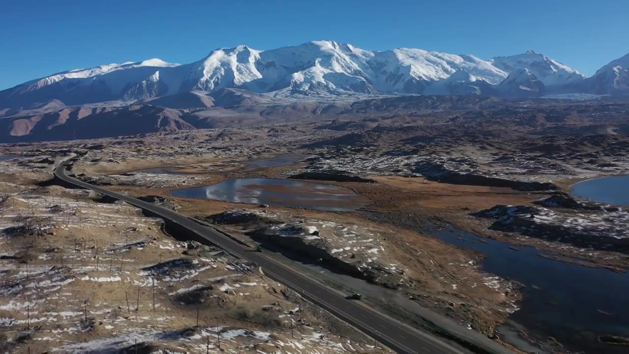 原创 新疆中巴公路喀拉库勒湖公格尔九别峰视频素材