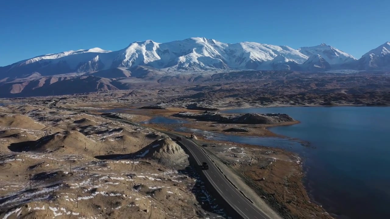 原创 新疆中巴公路喀拉库勒湖公格尔九别峰视频素材