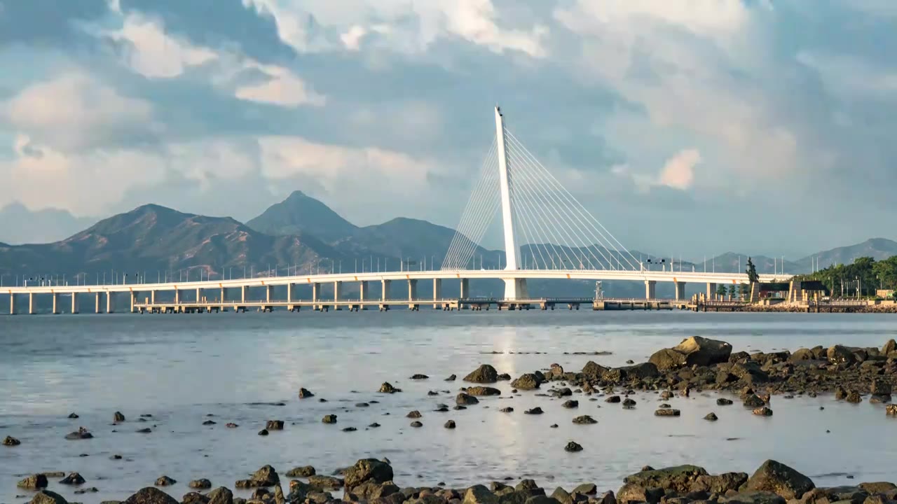 深圳湾大桥海岸岩石流云延时视频素材