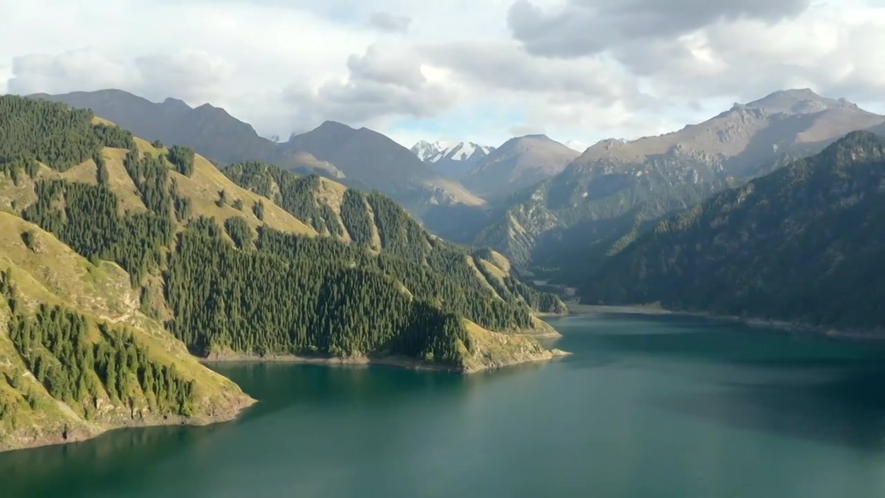 原创 新疆博格达峰天山天池自然风光航拍视频素材