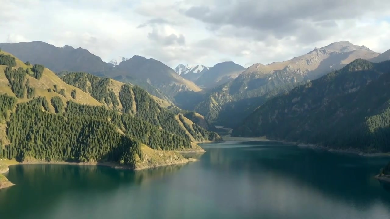 原创 新疆博格达峰天山天池自然风光航拍视频素材