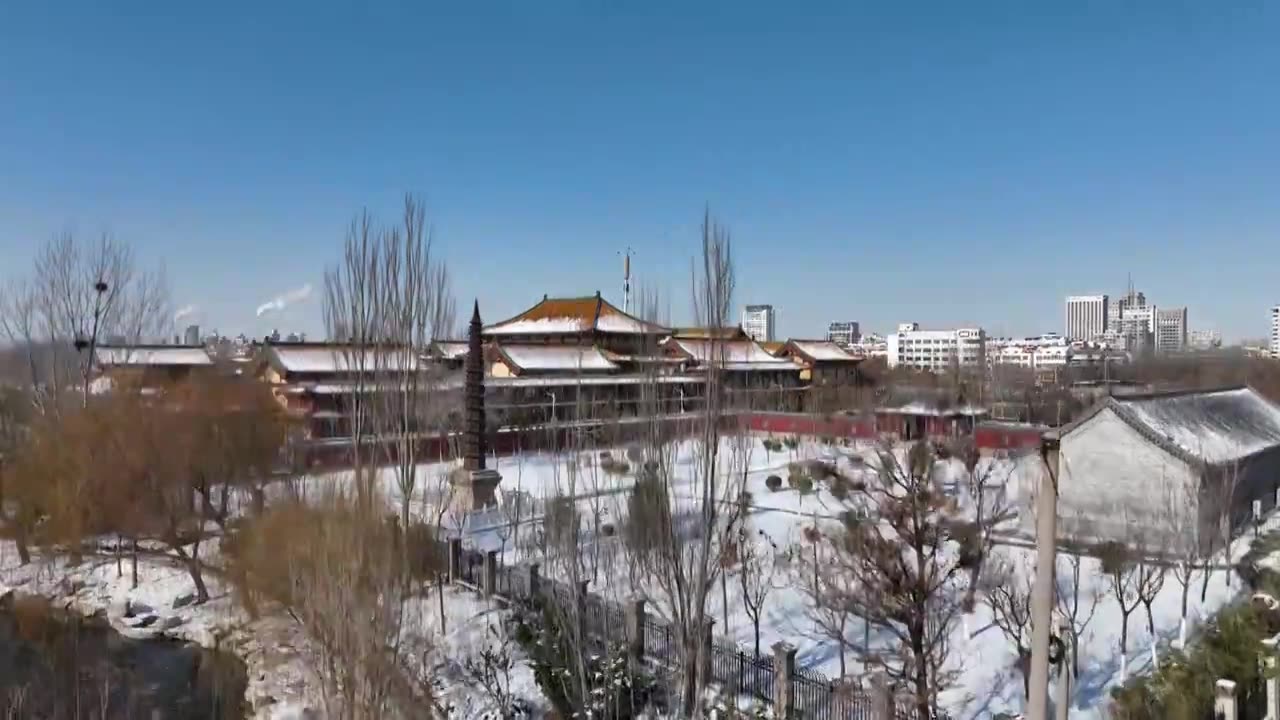 雪后的聊城铁塔与护国隆兴寺+山东省聊城市东昌府区东昌湖风景区视频素材